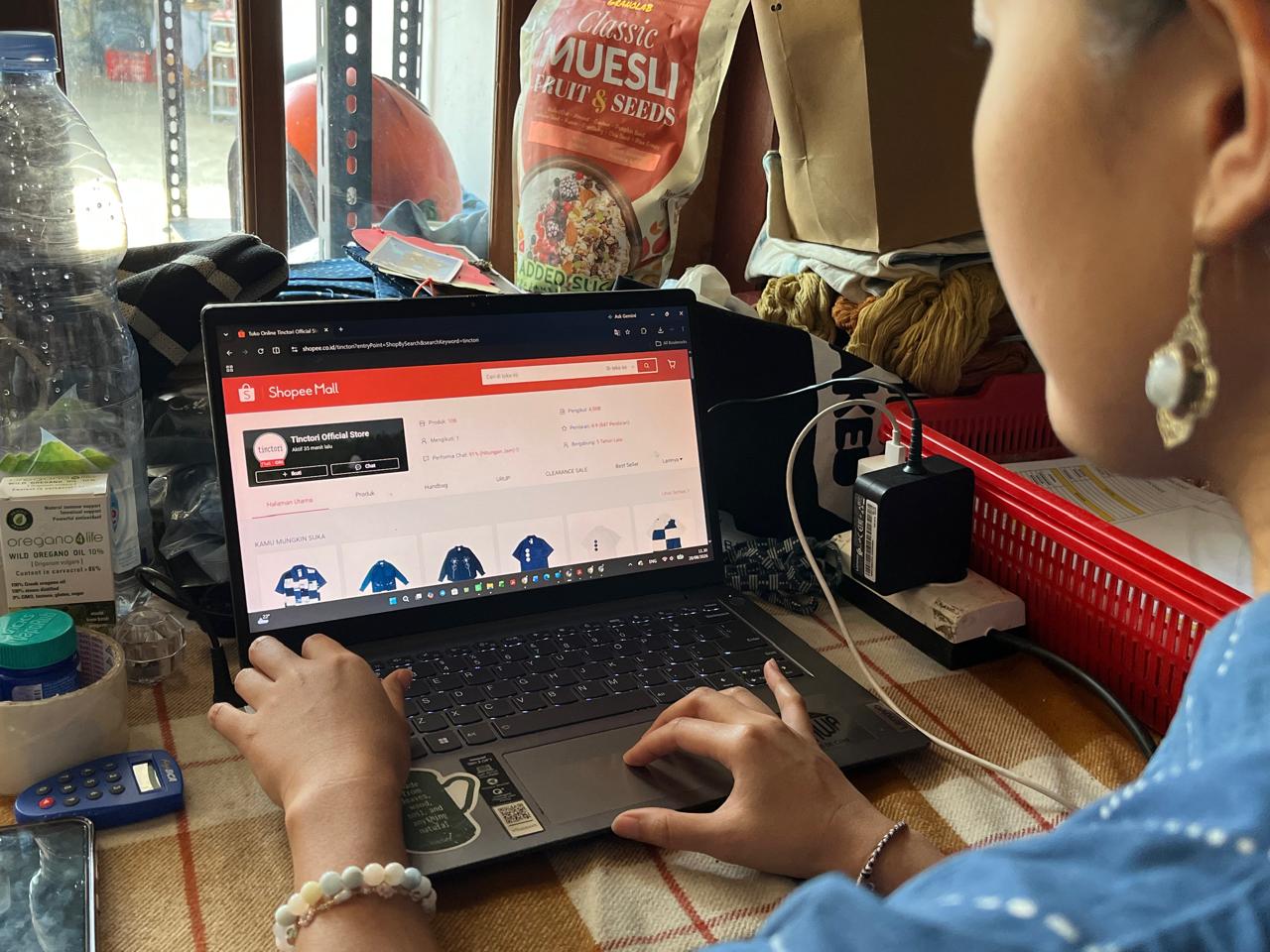 penjualan produk Tinctori melalui marketplace Shopee (matasemarang.com/Lia Dina)
