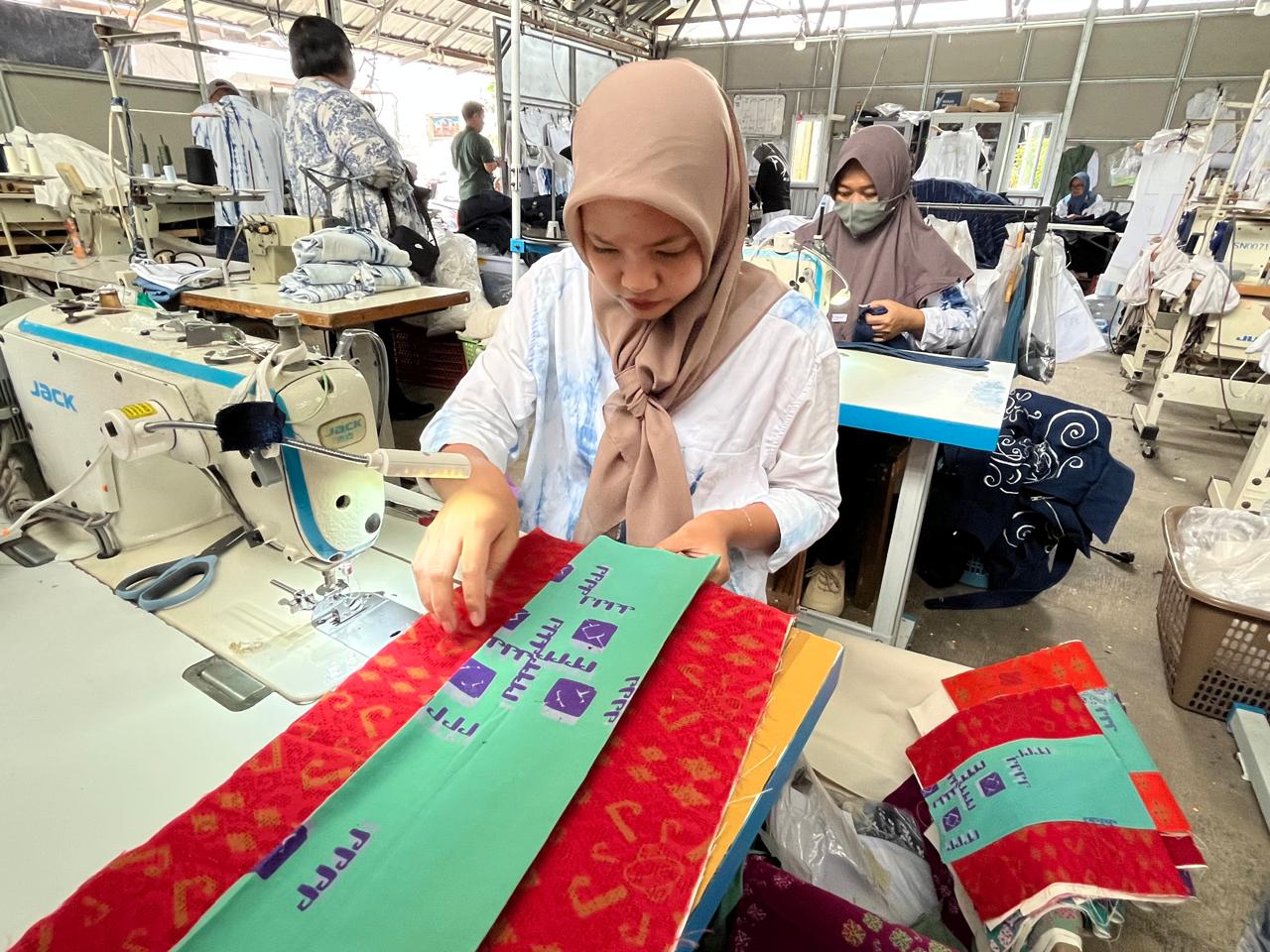 proses menjahit (matasemarang.com/Lia Dina)