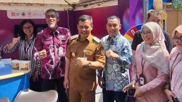 Gubernur Jawa Tengah Ahmad Luthfi saat meninjau booth pameran Bank Jateng di halaman Kantor Gubernur Jateng (foto: Bank Jateng)