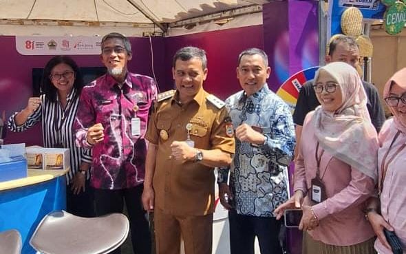 Gubernur Jawa Tengah Ahmad Luthfi saat meninjau booth pameran Bank Jateng di halaman Kantor Gubernur Jateng (foto: Bank Jateng) Gubernur Jawa Tengah Ahmad Luthfi saat meninjau booth pameran Bank Jateng di halaman Kantor Gubernur Jateng (foto: Bank Jateng)