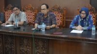 Wakil Rektor Bidang Perencanaan, Kerja Sama, dan Hubungan Masyarakat Unsoed Prof. Waluyo Handoko dalam konferensi pers menanggapi penetapan tersangka 3 pimpinan kampus oleh KPK (foto: Humas Unsoed)