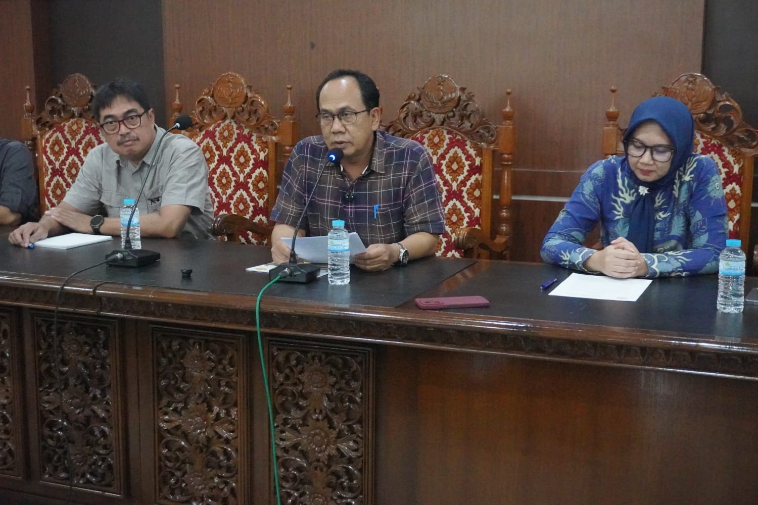 Wakil Rektor Bidang Perencanaan, Kerja Sama, dan Hubungan Masyarakat Unsoed Prof. Waluyo Handoko dalam konferensi pers menanggapi penetapan tersangka 3 pimpinan kampus oleh KPK (foto: Humas Unsoed) Wakil Rektor Bidang Perencanaan, Kerja Sama, dan Hubungan Masyarakat Unsoed Prof. Waluyo Handoko dalam konferensi pers menanggapi penetapan tersangka 3 pimpinan kampus oleh KPK (foto: Humas Unsoed)