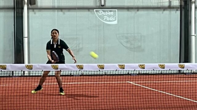 Sintya Marisca bermain padel di Durian Padel Semarang (matasemarang.com/Lia Dina)