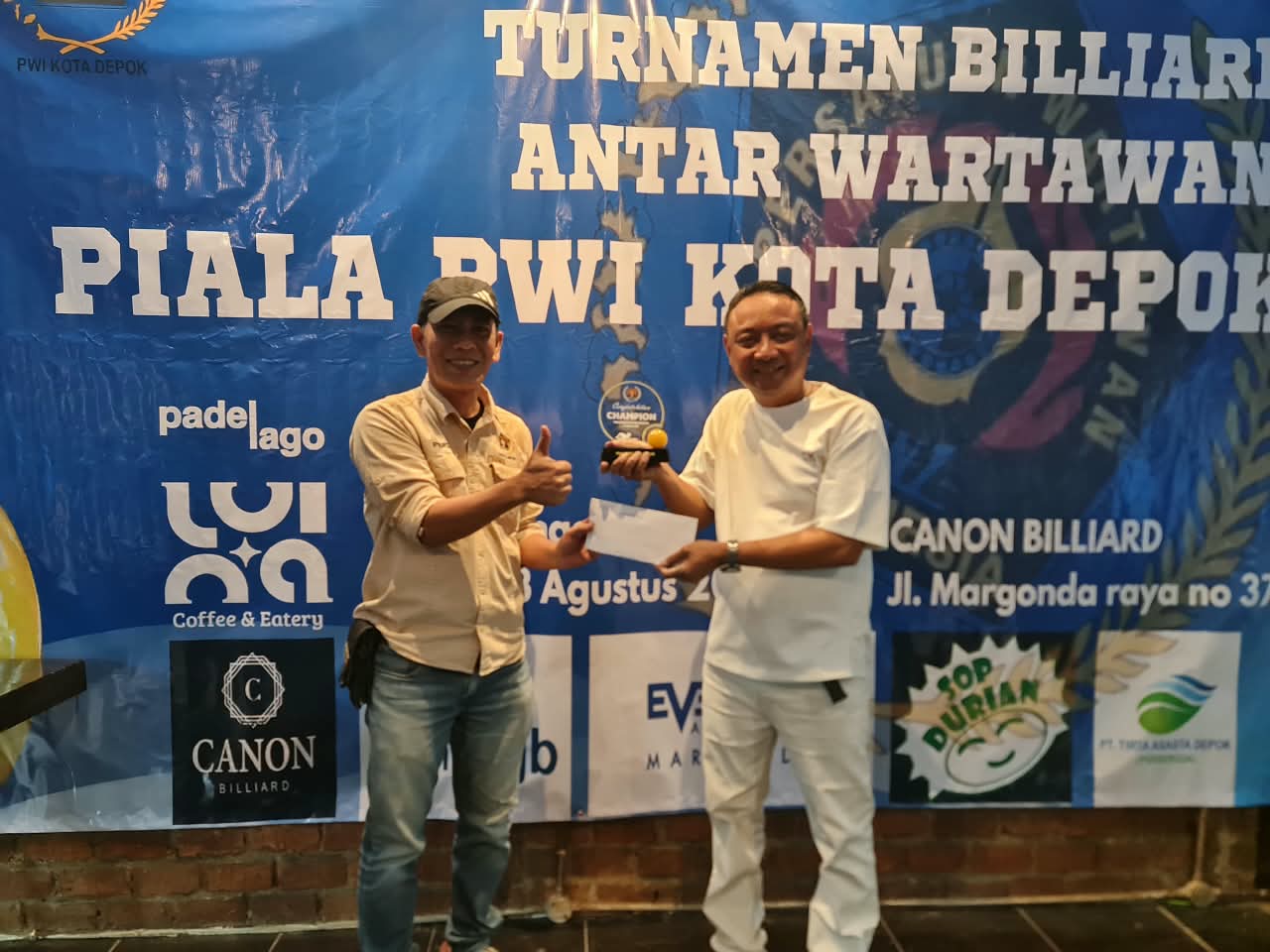 Hermansyah Bakri Raih juara 1 dalam Turnamen Biliar PWI Depok (matasemarang.com/Lia DIna) Hermansyah Bakri Raih juara 1 dalam Turnamen Biliar PWI Depok (matasemarang.com/Lia DIna)