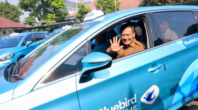 Gubernur Jawa Tengah Ahmad Luthfi saat mengendarai armada taksi listrik baru pada acara Grand Launching Transformasi Perhubungan Jateng 2026 (foto: Pemprov Jateng)