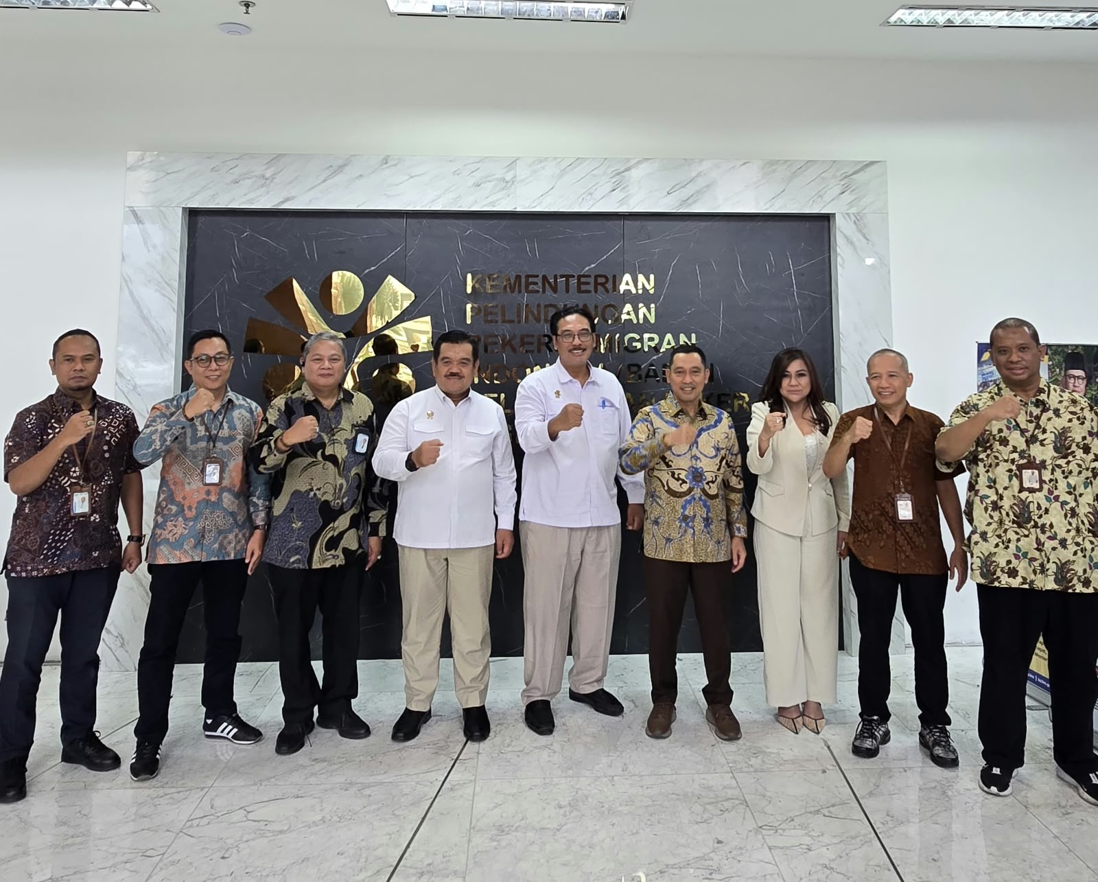Direktur Utama Bank Jateng Bambang Widyatmoko bersama Dirjen P3KLN KP2MI Dwi Setiawan saat rapat pembahasan Program SMK Go Global di Jakarta (foto: Bank Jateng)