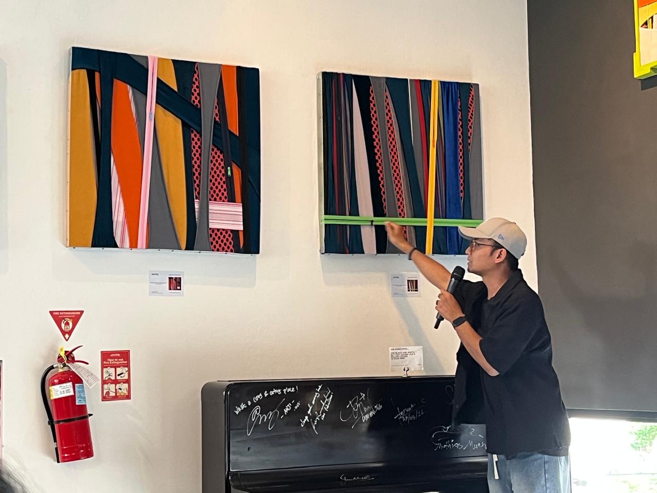 Horestes Vicha tunjukan karyanya di pameran di ARTOTEL Gajahmada Semarang (matasemarang.com/Lia Dina)