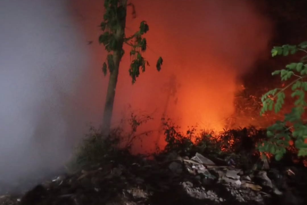 Lahan kosong di Banyumanik terbakar pada Senin malam 24 Agustus 2026 (foto: Polsek Banyumanik)