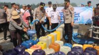 Warga Sumowono Kabupaten Semarang terdampak kekeringan mendapatkan bantuan air bersih 60 ribu liter (foto: Pemkab Semarang)