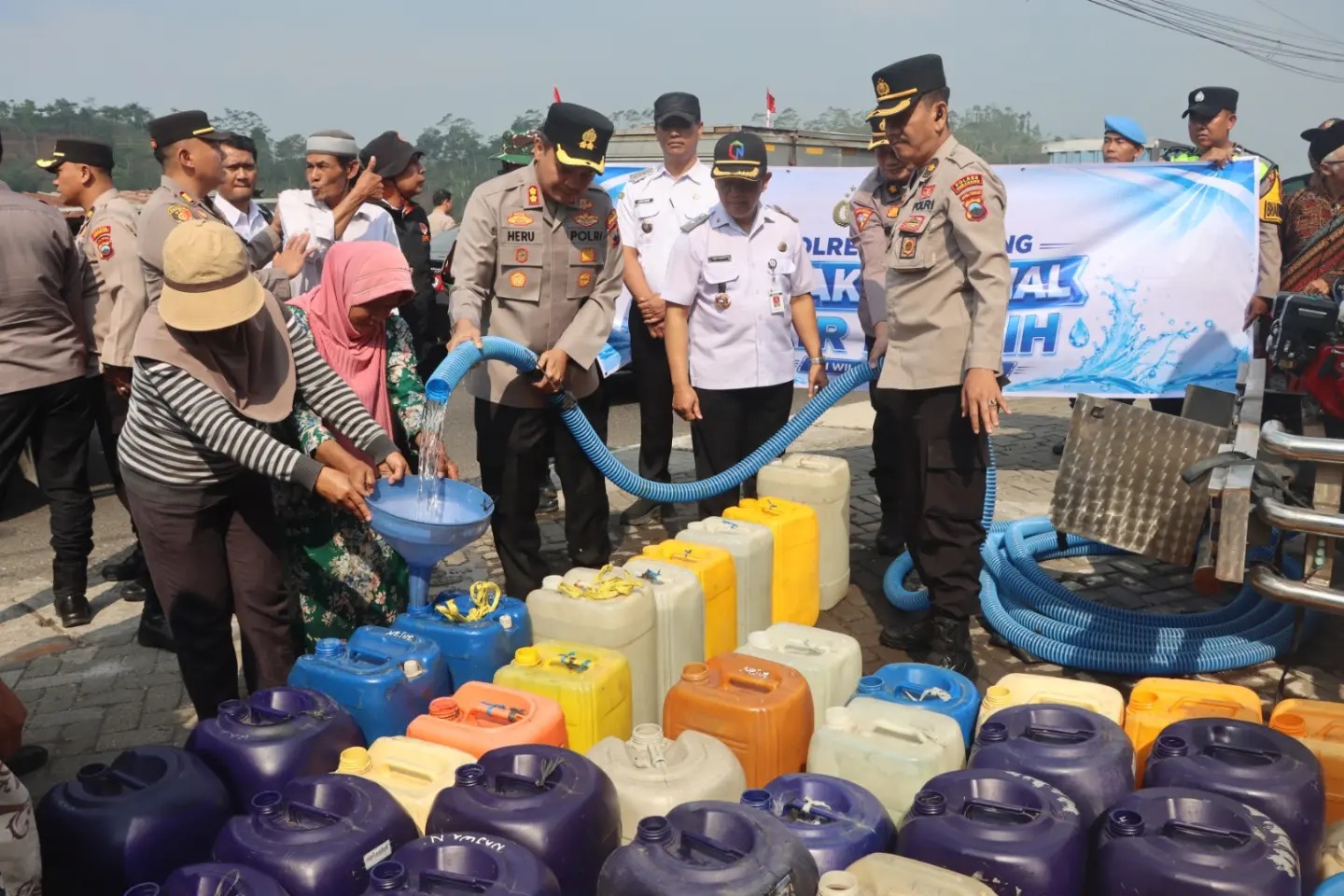 Warga Sumowono Kabupaten Semarang terdampak kekeringan mendapatkan bantuan air bersih 60 ribu liter (foto: Pemkab Semarang)
