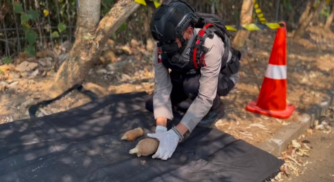 Tim Jibom Gegana Satbrimob Polda Jateng saat mengamankan lokasi penemuan dua benda diduga mortir di Tinjomoyo (foto: Polsek Banyumanik)