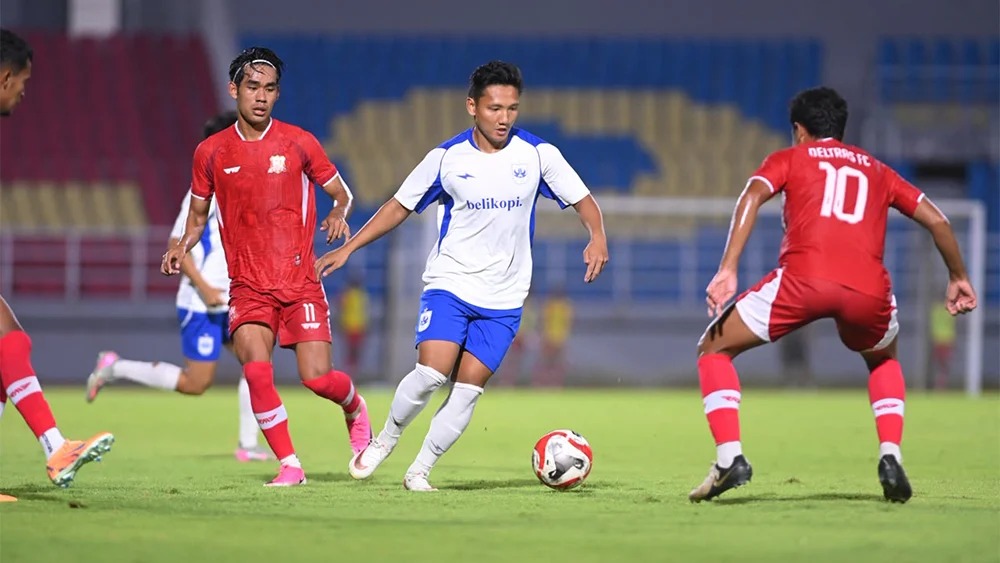 Pemain PSIS Semarang saat berlaga menghadapi Deltras FC dalam laga uji coba pramusim di Gelora Delta Sidoarjo (foto: I.League)