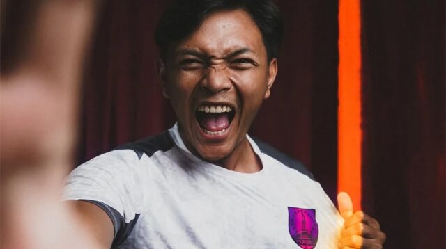 Pemain baru Persis Solo Saddam Gaffar saat pengenalan resmi kostum Laskar Sambernyawa (foto: I.League)