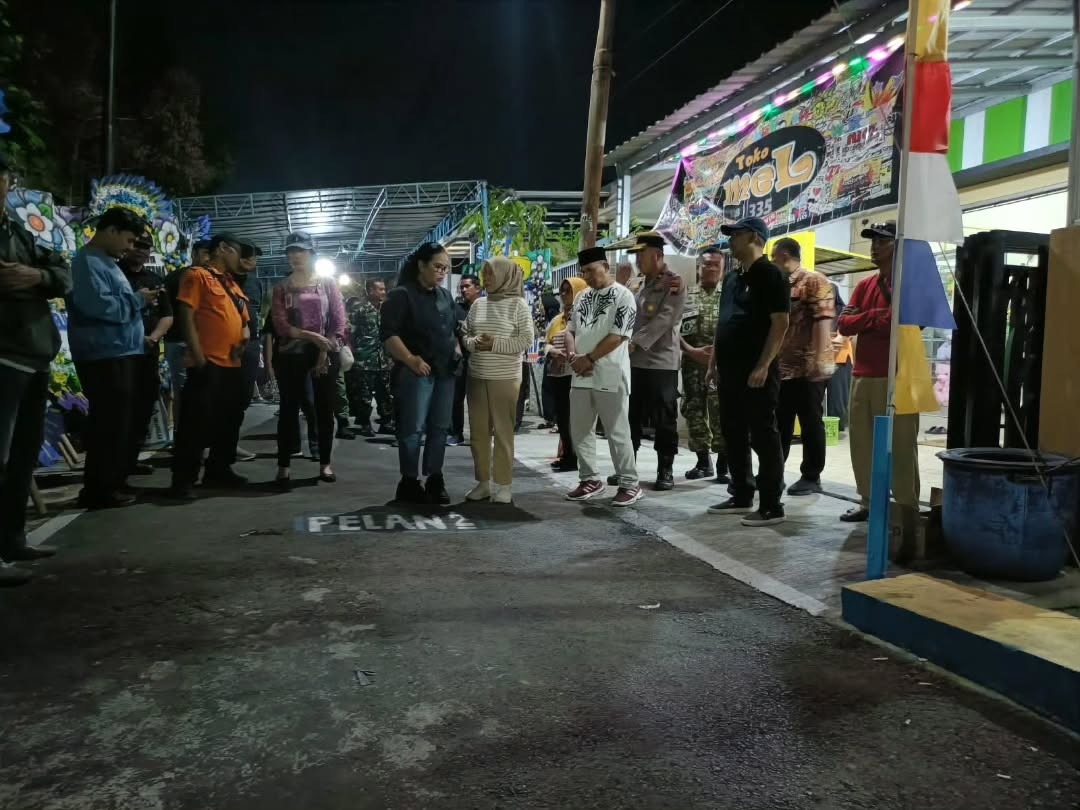 Wali Kota Semarang Agustina Wilujeng melayat ke rumah duka bayi korban kebakaran Srondol Wetan (foto: Polsek Banyumanik)