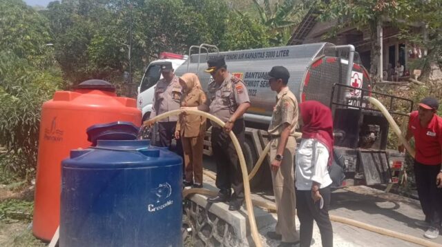 Warga Jabungan Banyumanik terima bantuan air bersih (foto: Polsek Banyumanik)
