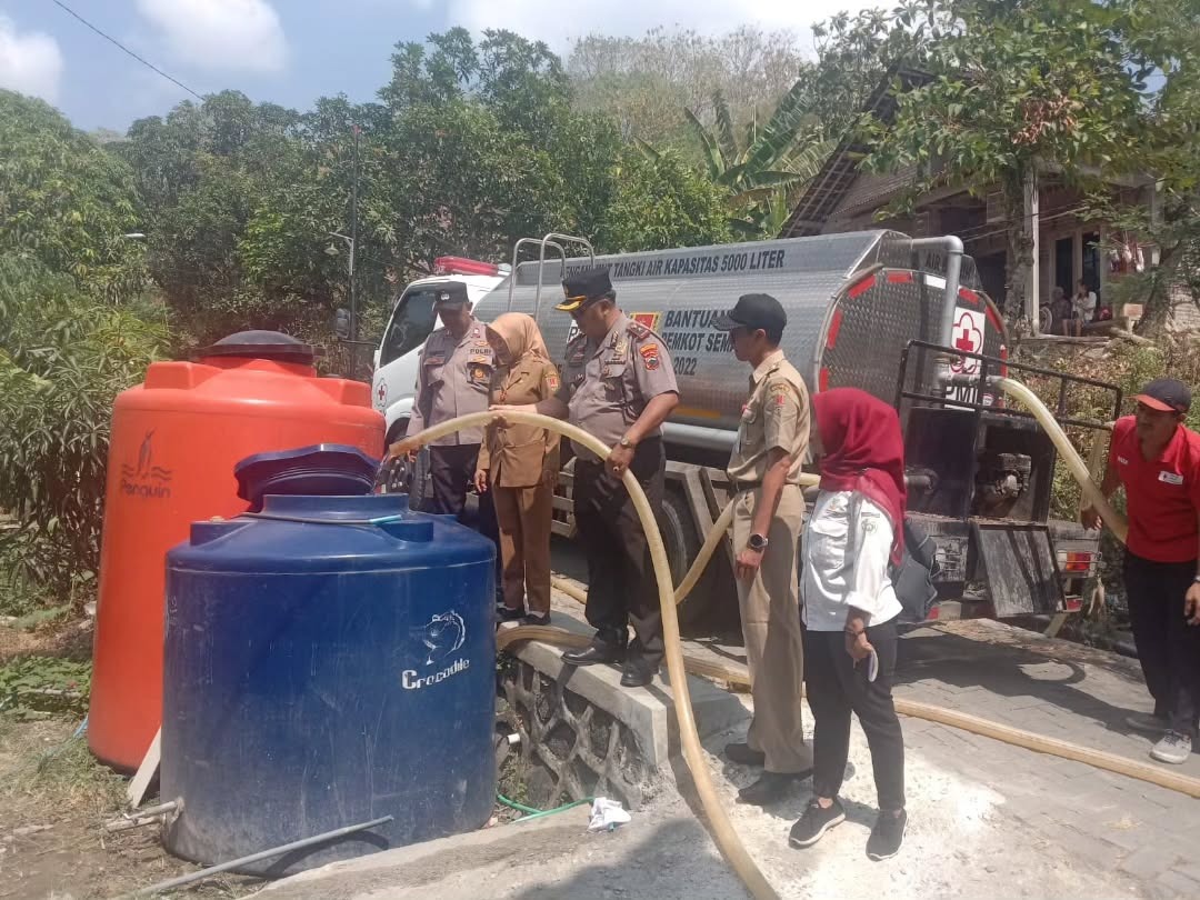 Warga Jabungan Banyumanik terima bantuan air bersih (foto: Polsek Banyumanik) Warga Jabungan Banyumanik terima bantuan air bersih (foto: Polsek Banyumanik)