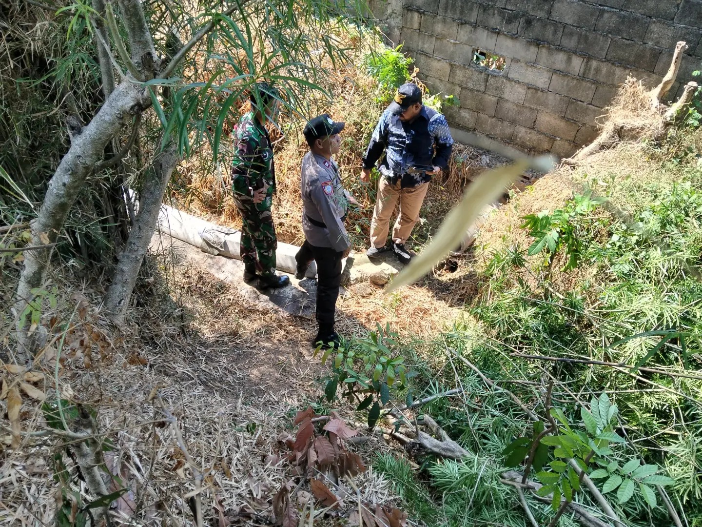 Bhabinkamtibmas Bersama Lurah dan Babinsa Jangli mengecek saluran pembuangan limbah di SPPG Dapur Mandiri Jangli Semarang (foto: Polsek Tembalang) Bhabinkamtibmas Bersama Lurah dan Babinsa Jangli mengecek saluran pembuangan limbah di SPPG Dapur Mandiri Jangli Semarang (foto: Polsek Tembalang)
