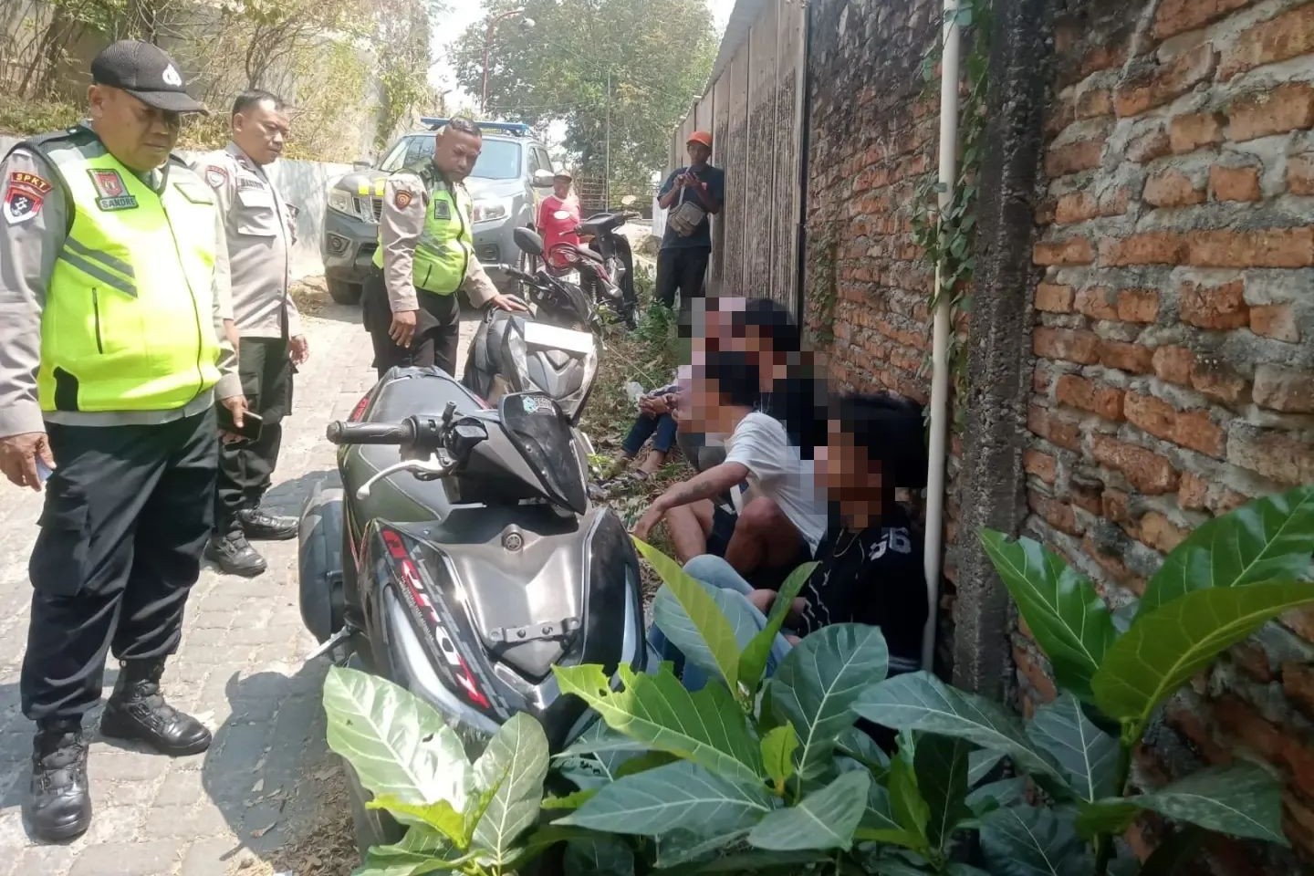 Personel Polsek Tembalang bersama warga memberikan pembinaan kepada kelompok pemuda di Sambiroto Semarang (foto: Polsek Tembalang) Personel Polsek Tembalang bersama warga memberikan pembinaan kepada kelompok pemuda di Sambiroto Semarang (foto: Polsek Tembalang)