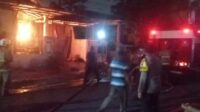 Petugas Dinas Pemadam Kebakaran Kota Semarang dan kepolisian saat memadamkan kebakaran rumah di Perum Korpri Sambiroto (foto: Polsek Tembalang)