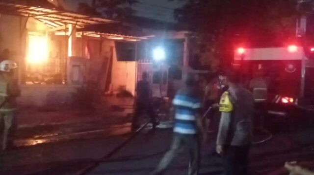 Petugas Dinas Pemadam Kebakaran Kota Semarang dan kepolisian saat memadamkan kebakaran rumah di Perum Korpri Sambiroto (foto: Polsek Tembalang)