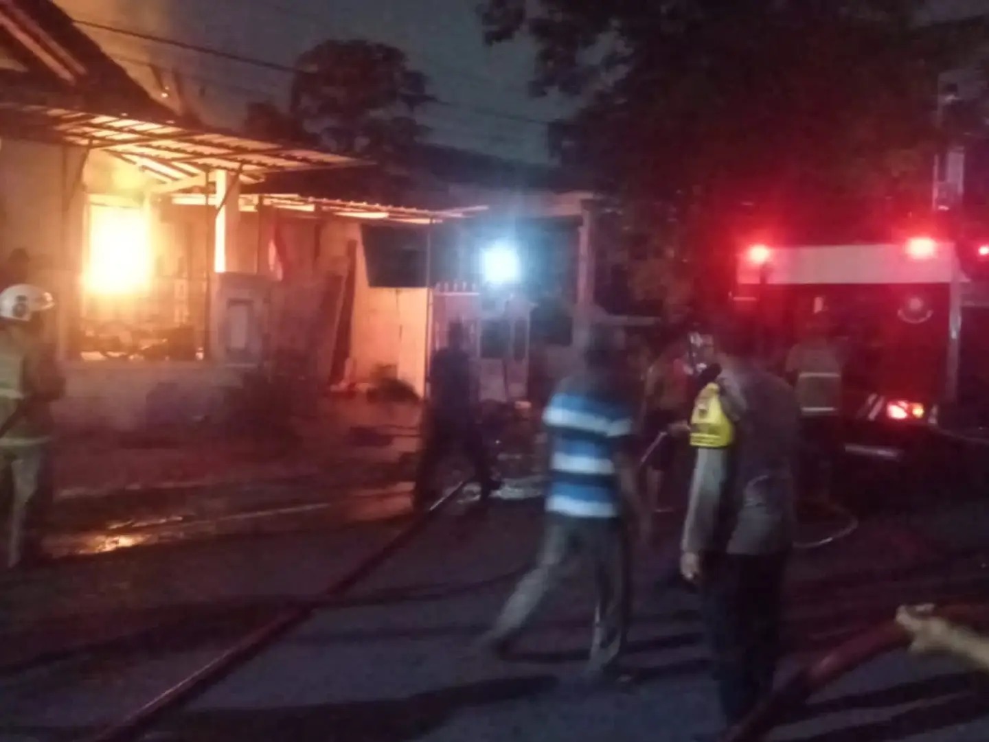 Petugas Dinas Pemadam Kebakaran Kota Semarang dan kepolisian saat memadamkan kebakaran rumah di Perum Korpri Sambiroto (foto: Polsek Tembalang)