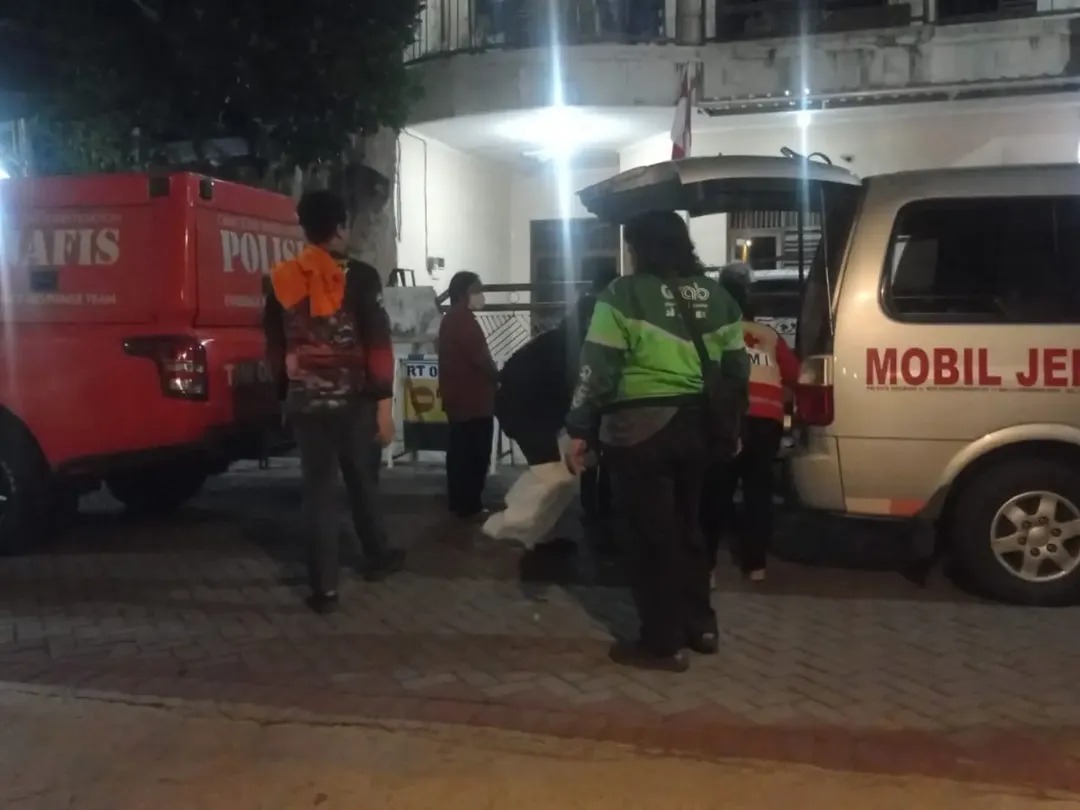 Tim Inafis dan personel dari Polsek Pedurungan saat di TKP penemuan jenazah di Pedurungan Kidul (foto: Polsek Pedurungan)