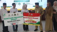 Ketua BAZNAS Jateng Ahmad Darodji disaksikan Bupati Semarang Ngesti Nugraha menyerahkan bantuan program Z-Mart di Ungaran Senin, 3 Agustus 2026 (foto: Pemkab Semarang)