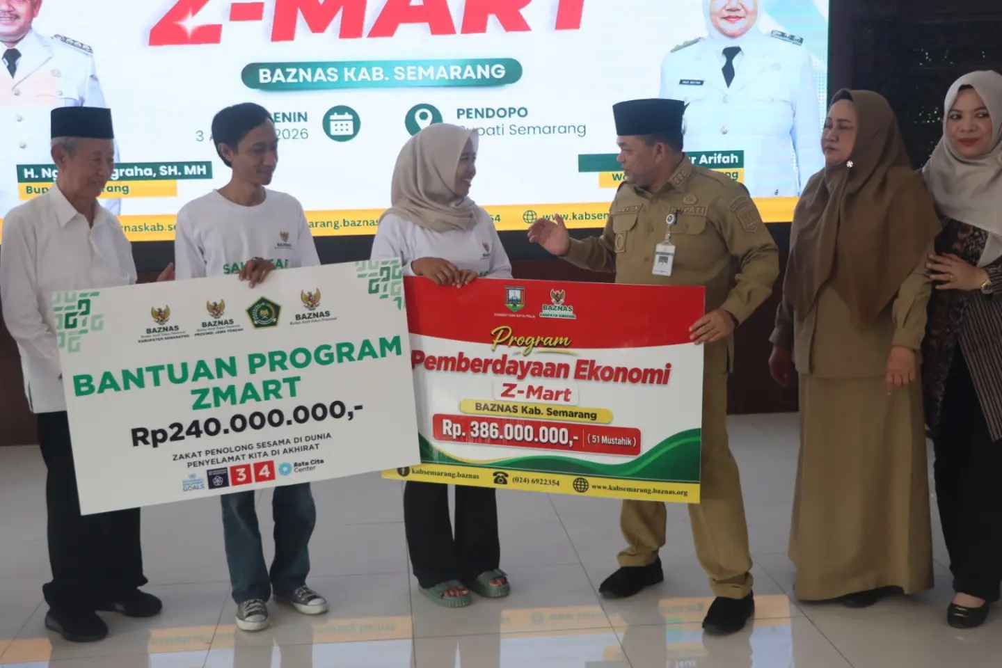Ketua BAZNAS Jateng Ahmad Darodji disaksikan Bupati Semarang Ngesti Nugraha menyerahkan bantuan program Z-Mart di Ungaran Senin, 3 Agustus 2026 (foto: Pemkab Semarang) Ketua BAZNAS Jateng Ahmad Darodji disaksikan Bupati Semarang Ngesti Nugraha menyerahkan bantuan program Z-Mart di Ungaran Senin, 3 Agustus 2026 (foto: Pemkab Semarang)