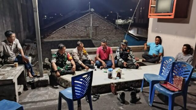Bhabinkamtibmas Aiptu Dody ES bersama Babinsa berdialog dengan warga di Pos Kamling RT 05 RW 05 Sendangguwo Tembalang (foto: Polsek Tembalang)