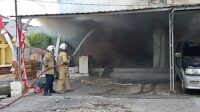 Petugas Pemadam Kebakaran Kota Semarang dan personel Polsek Tembalang saat memadamkan api di ruko Elsa Catering Kedungmundu (foto: Polsek Tembalang)
