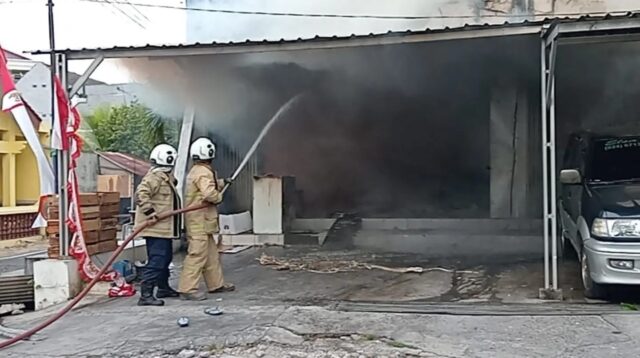Petugas Pemadam Kebakaran Kota Semarang dan personel Polsek Tembalang saat memadamkan api di ruko Elsa Catering Kedungmundu (foto: Polsek Tembalang)