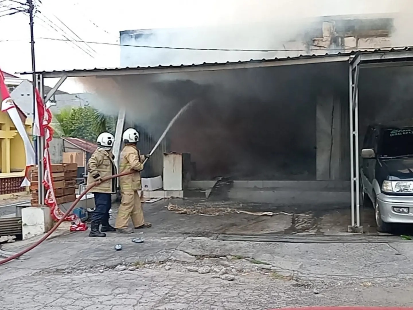 Petugas Pemadam Kebakaran Kota Semarang dan personel Polsek Tembalang saat memadamkan api di ruko Elsa Catering Kedungmundu (foto: Polsek Tembalang) Petugas Pemadam Kebakaran Kota Semarang dan personel Polsek Tembalang saat memadamkan api di ruko Elsa Catering Kedungmundu (foto: Polsek Tembalang)