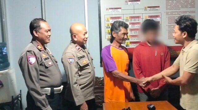 Polsek Genuk mediasi korban dan keluarga pelaku pencurian kelengkapan sepeda motor dengan jalur kekeluargaan (foto: Polsek Genuk)