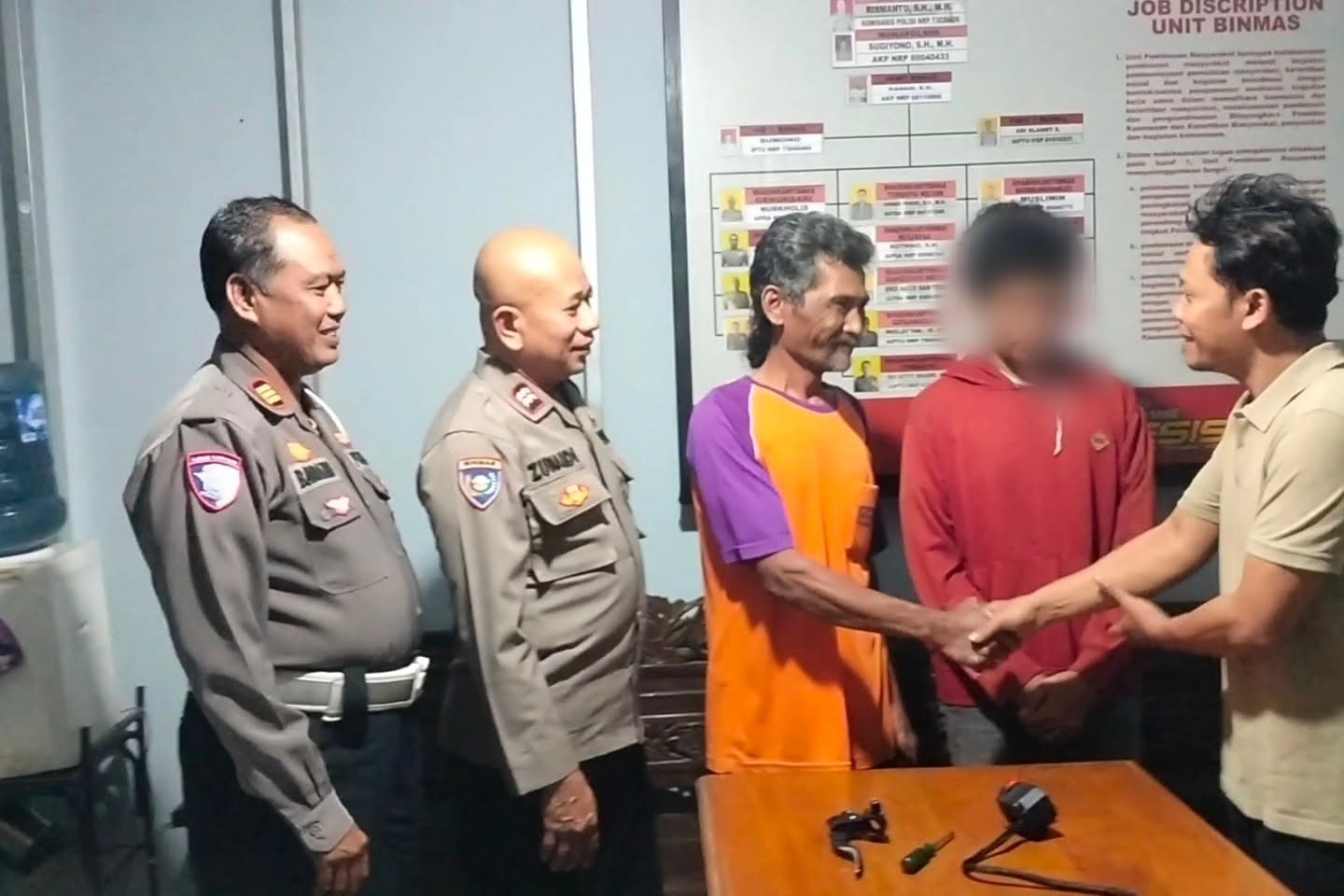 Polsek Genuk mediasi korban dan keluarga pelaku pencurian kelengkapan sepeda motor dengan jalur kekeluargaan (foto: Polsek Genuk)