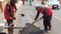 Petugas teknis DPU Kota Semarang melakukan penambalan dan perbaikan infrastruktur di Jalan RA Kartini (foto: DPU Kota Semarang) Petugas teknis DPU Kota Semarang melakukan penambalan dan perbaikan infrastruktur di Jalan RA Kartini (foto: DPU Kota Semarang)