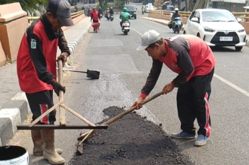 Petugas teknis DPU Kota Semarang melakukan penambalan dan perbaikan infrastruktur di Jalan RA Kartini (foto: DPU Kota Semarang)