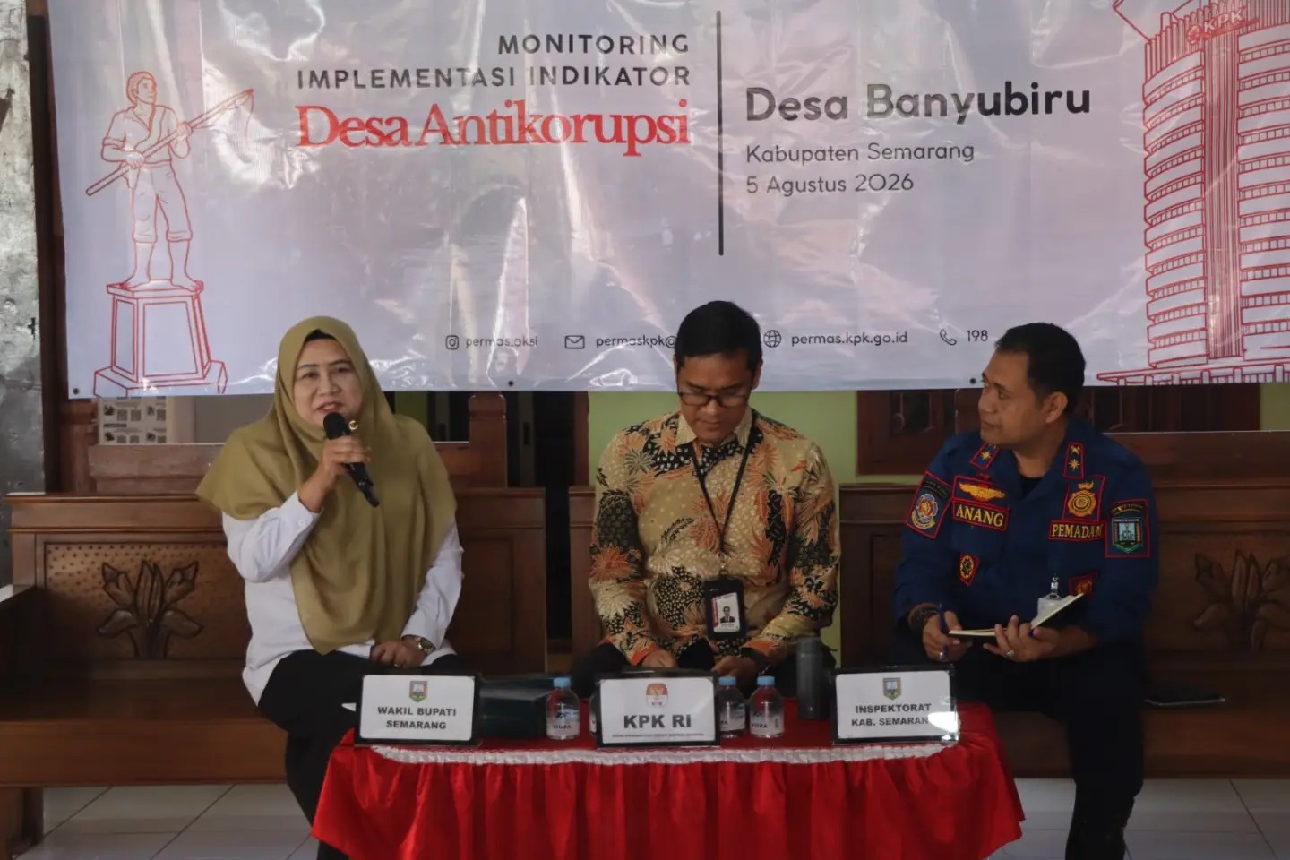 Tim Satgas KPK bersama Wabup Semarang Nur Arifah dan Kepala Desa Banyubiru saat penilaian berkala Desa Anti Korupsi (foto: Pemkab Semarang)