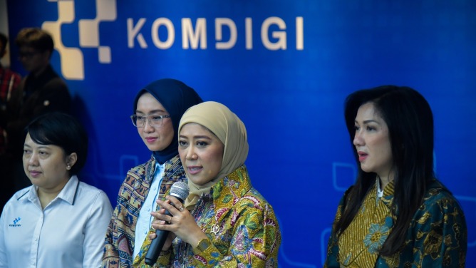 Menteri Komunikasi dan Digital Meutya Hafid memberikan keterangan pers terkait penanganan hoaks video demonstrasi di Kantor Kemkomdigi (foto: Kemkomdigi)