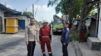 AIPDA Teguh Supriyadi mendampingi petugas Disperkim Kota Semarang saat pemangkasan dahan pohon di Jalan Tlogosari Raya I (foto: Polsek Pedurungan)