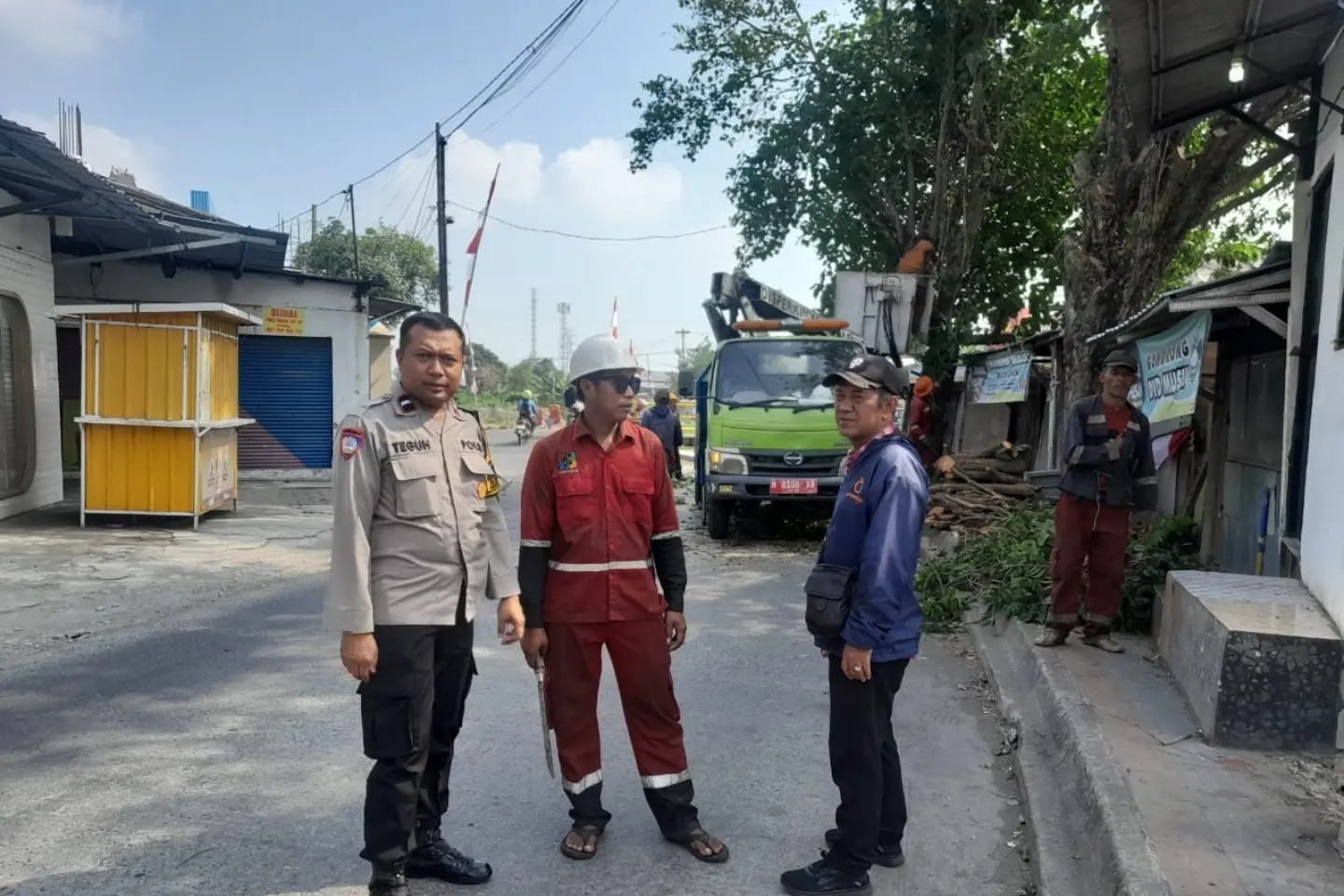 AIPDA Teguh Supriyadi mendampingi petugas Disperkim Kota Semarang saat pemangkasan dahan pohon di Jalan Tlogosari Raya I (foto: Polsek Pedurungan) AIPDA Teguh Supriyadi mendampingi petugas Disperkim Kota Semarang saat pemangkasan dahan pohon di Jalan Tlogosari Raya I (foto: Polsek Pedurungan)
