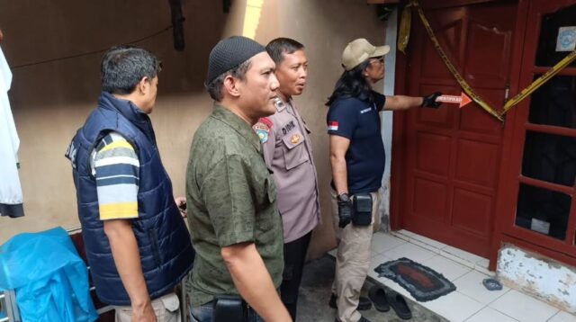 Tim Inafis Polrestabes Semarang dan personel Polsek Banyumanik saat melakukan olah TKP penemuan jasad di Padangsari Semarang (foto: Polsek Banyumanik)