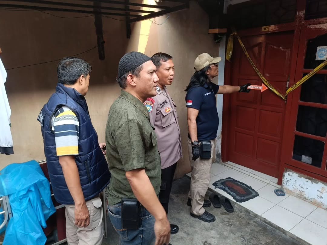 Tim Inafis Polrestabes Semarang dan personel Polsek Banyumanik saat melakukan olah TKP penemuan jasad di Padangsari Semarang (foto: Polsek Banyumanik)