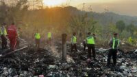 Petugas pemadam kebakaran dan personel kepolisian melakukan pemadaman api di lahan penghijauan tepi Tol KM 442 Bawen (foto: Polres Semarang)