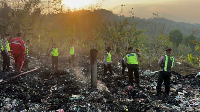 Petugas pemadam kebakaran dan personel kepolisian melakukan pemadaman api di lahan penghijauan tepi Tol KM 442 Bawen (foto: Polres Semarang)