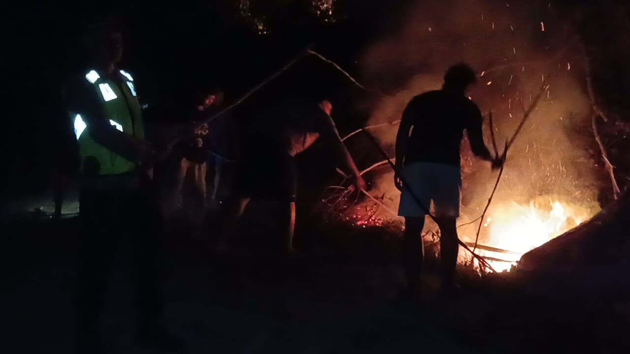 Petugas pemadam kebakaran dan warga saat memadamkan api yang membakar lahan kebun di Dusun Randusari Pabelan Kabupaten Semarang (foto: Polres Semarang)