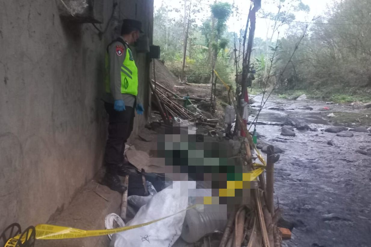 Mayat pria tanpa identitas ditemukan di Jembatan Kalitanggi Desa Tengaran Kabupaten Semarang (foto: Polres Semarang) Mayat pria tanpa identitas ditemukan di Jembatan Kalitanggi Desa Tengaran Kabupaten Semarang (foto: Polres Semarang)