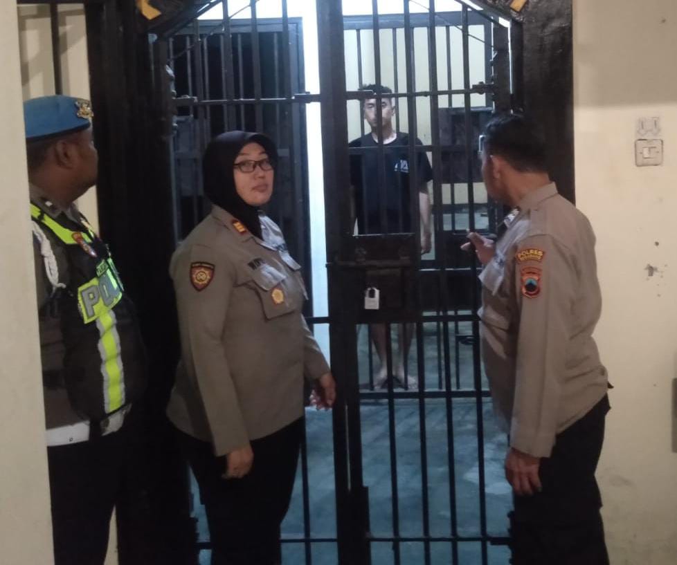 Tersangka RYP (24) ditangkap akibat penggelapan sepeda motor bermodus penyamaran anggota Polri di Ambarawa, Senin, 21 September 2026 (foto: Polres Semarang)