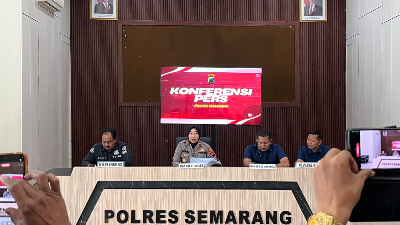 Wakapolres Semarang Kompol Wahdah Maulidiawati memimpin konferensi pers pengungkapan kasus narkoba di Aula Condrowulan Polres Semarang, Jumat, 25 September 2026 (foto: Polres Semarang)