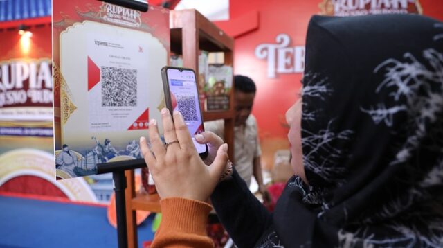 Pembayaran dengan QRIS (foto: Bank Indonesia Jateng)
