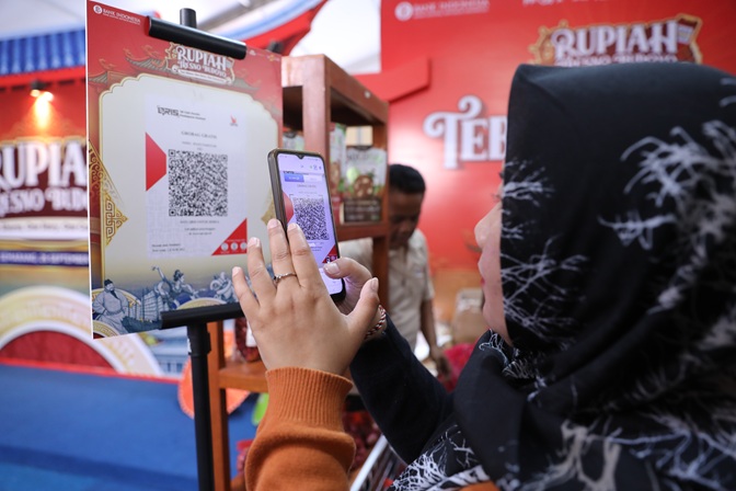 Pembayaran dengan QRIS (foto: Bank Indonesia Jateng) Pembayaran dengan QRIS (foto: Bank Indonesia Jateng)